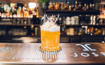 Cocktail mit Nebeleffekt der aus dem Glas aufsteigt