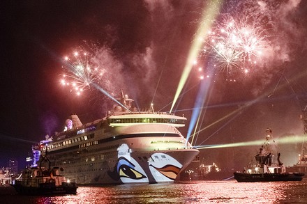 Ganze 117 Tage sind die Weltumfahrer auf der AIDAaura unterwegs, um sich die schönsten Orte der Erde anzusehen. (© dpa)
Das Kreuzfahrtschiff AIDA aura unter einem nächtlichen Feuerwerk im Hafen