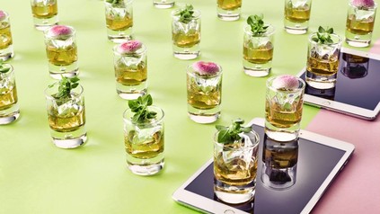 Getränke mit Blumen im Glas