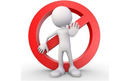 Kunststofffigur deutet „Eintritt verboten“ an.