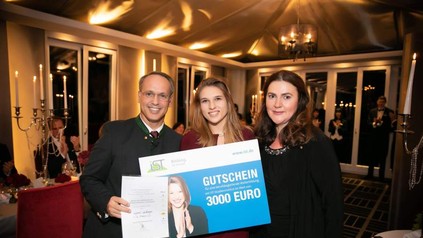 Wettbewerbs-Siegerin Siegard Lackinger mit Hoteldirektor F. Zimmermann und HR A. Neuholdt
