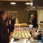 Neunauge-Fisch in kleinen Konservendosen