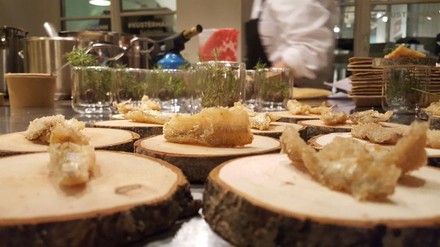 Gerichte auf Holzscheiben