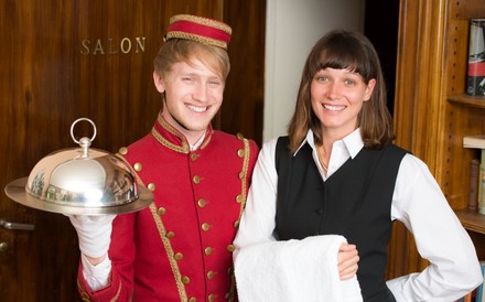 Hotelpage und Zimmermädchen
