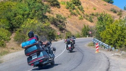 Motorradfahrer auf kurviger Straße