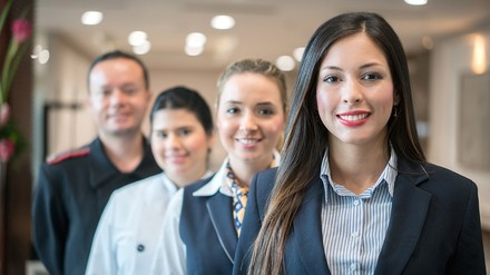 Vier Mitarbeiter eines Hotels