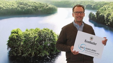 Wolfgang Schötz, Leiter Nachhaltigkeitsmanagement Krombacher Brauerei, präsentiert das ZNU-Zertifikat
