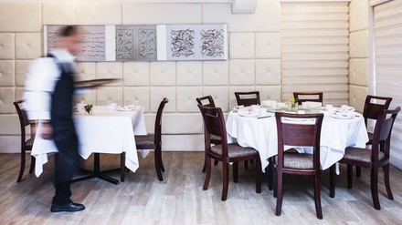 Ein Kellner im Restaurant