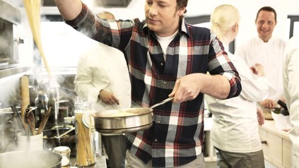 Jamie Oliver kocht Pasta in der Küche