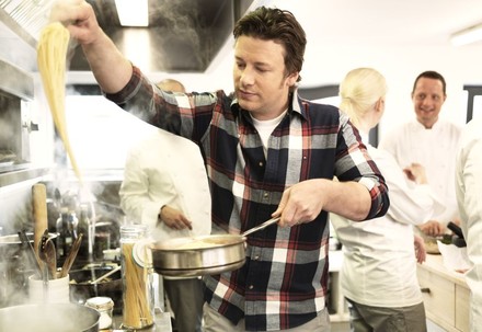 Jamie Oliver kocht Pasta in der Küche