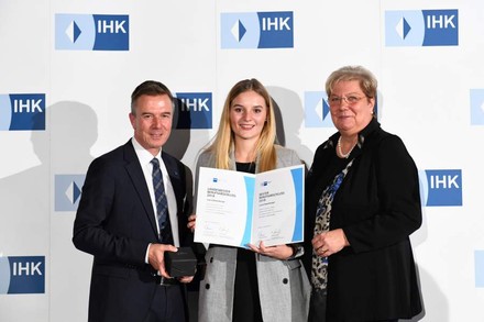 Hotelfachfrau Laura Daxenberger erhält eine Urkunde