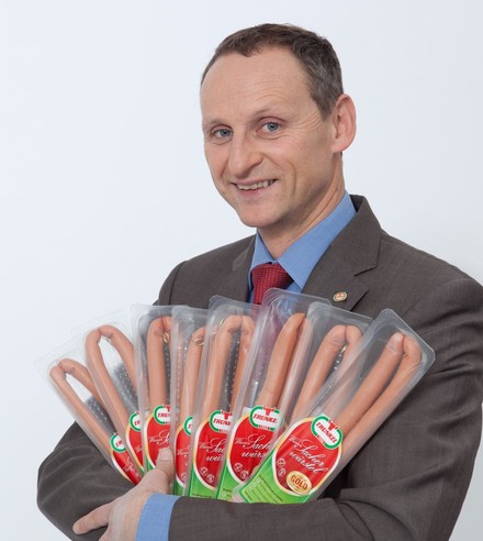 Michael Trünkel mit Wurst in der Hand