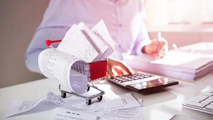 Ein Kassenrolle mit Bons