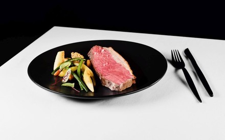 Gebratenes Beiried mit Gemüse auf einem Teller