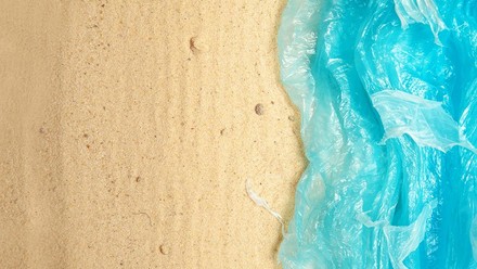 Plastikmüll an einem Strand