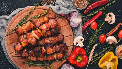 Einige gegrillte Schaschlik-Spieße auf einem Teller