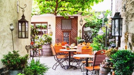 Außenbereich eines kleinen Restaurants