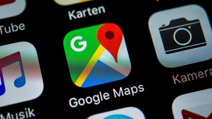Ein Handy-Display mit einem "Google Maps"-Symbol