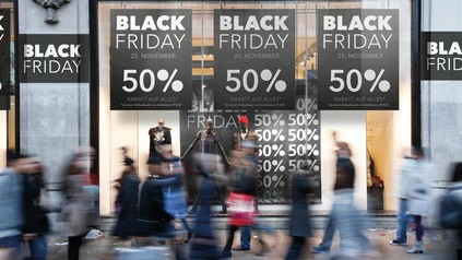 Black Friday Rabatttafeln an Einkaufshaus