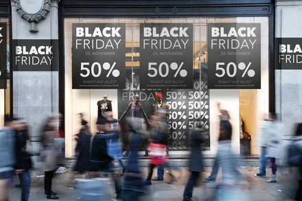 Black Friday Rabatttafeln an Einkaufshaus