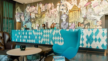 Eine Hotelrezeption im weißblauen Rautenmuster