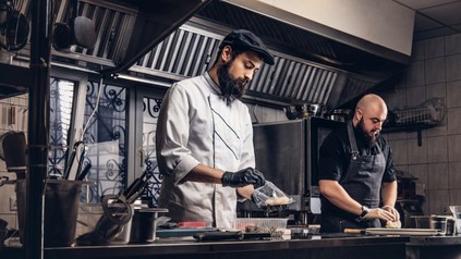 2 arabisch aussehende Männer in einer Küche