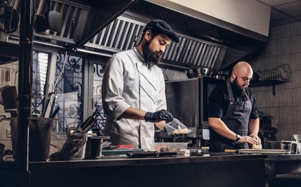 2 arabisch aussehende Männer in einer Küche