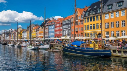 Eine bunte Häuserzeile am Ufer von Kopenhagen