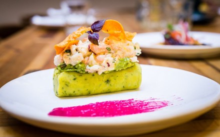 Kreativ angerichtetes Gericht auf einem Teller