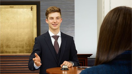 Nachwuchs-Rezeptionist bei der Arbeit