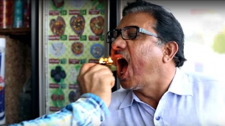 Mann probiert „Fire Paan“