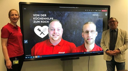 Für das berufsbegleitende Programm „Von der Küchenhilfe zum Koch“ wurde Aramark mit dem Human Resources Excellence Award 2021 ausgezeichnet. (Foto: © Aramark)
Preisübergabe mit Aramark