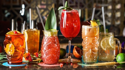 Cocktails an einer Bar