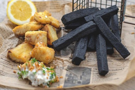 Schwarz gefärbte Pommes Frites