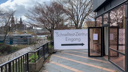 Eingang zum Corona-Schnelltest im Bellevue Hotel Dresden