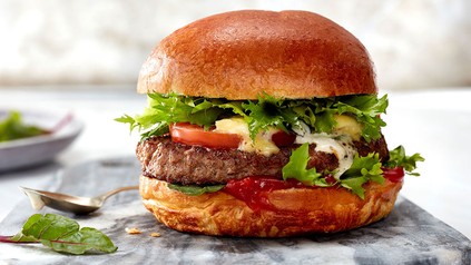Ein Burger auf einem Tisch