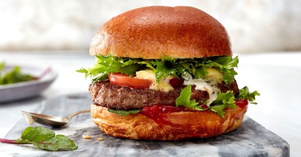 Ein Burger auf einem Tisch