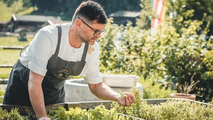 Regional und saisonal – Küchenchef Achim Hack sorgt im „Heimat“ für nachhaltige Geschmackerlebnisse. (Foto: © Relais & Châteaux)
Achim Hack im Kräutergarten