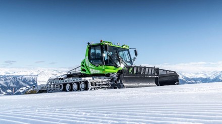 E-Pistenbully bei der Arbeit