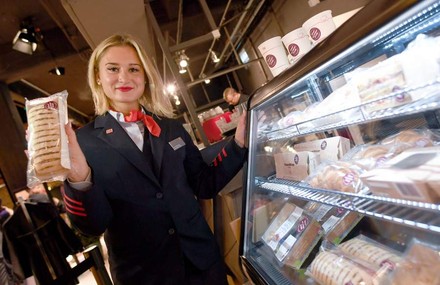 Eine Schaffnerin der Deutschen Bahn präsentiert ein neues Bordbistro