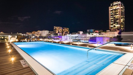 Der Roof-Top-Pool des Berkeley Park Hotel bei Nacht