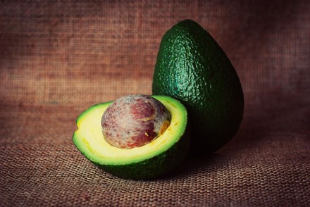 Avocado aufgeschnitten