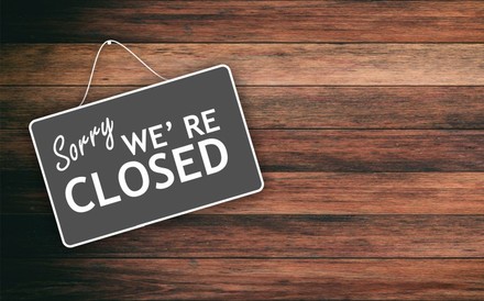 Sorry we are closed-Schild an einer Holzwand