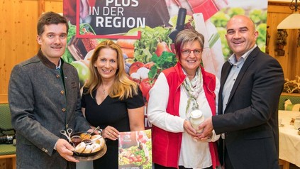 Walter Hörbinger (HOGAST-Bereichsleiter Food & Beverage), Cornelia Kogler (Hotel-Direktorin Heffterhof), Romana Kocher (Minimolk-Bäurin, Lungau) und Mag. Gerald Reisecker (Geschäftsführer Salzburger Landwirtschaft)