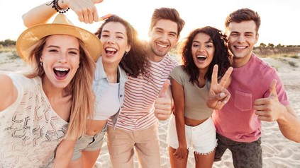 Eine Gruppe junger Urlauber am Strand