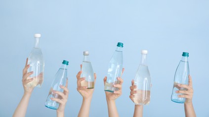Hände, die Wasserfalschen