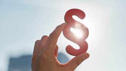 Paragraph wird in die Luft gehalten