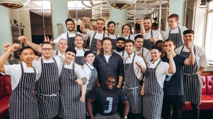 Jamie Oliver mit Mitarbeitern eines seiner Restaurants