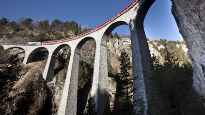 Der Zug auf dem spektakulären Landwasserviadukt bei Filisur