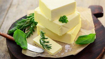 Einige Packungen Butter auf einem Schneidbrett